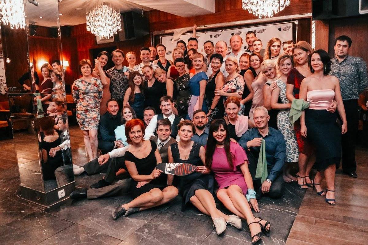 Он-хирург. Она-менеджер по персоналу. 5 лет назад они влюбились в танго и кардинально поменяли себя и свою жизнь. Первые, кто стал танцевать социальное танго во Владимире и даже открыли свой клуб