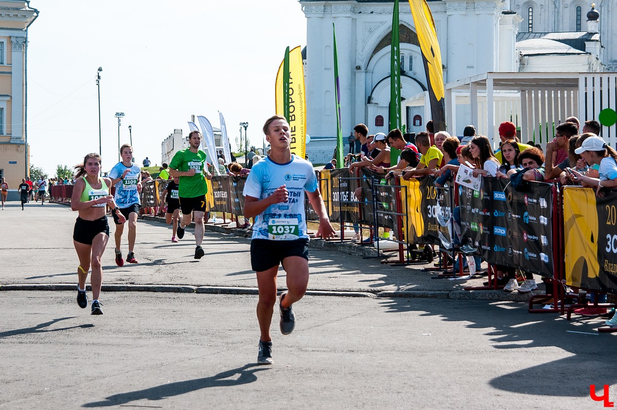 8 сентября во Владимире прошел 2-й полумарафон “Золотые ворота”. В нем приняли участие больше 5500 спортсменов из России, Германии, Мексики, Польши и Южной Африки. Победителей награждала фигуристка Ирина Слуцкая