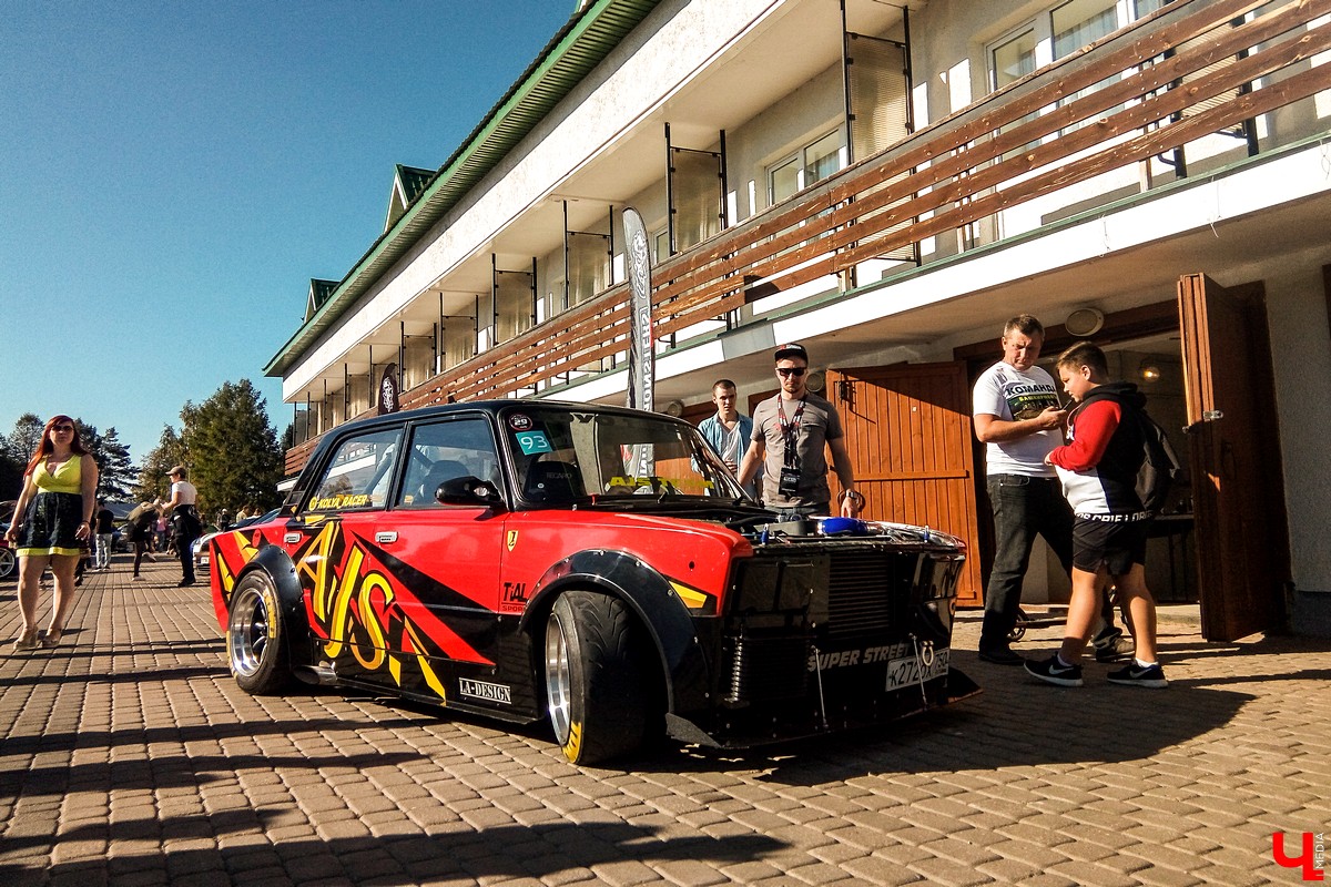 15 и 16 сентября в Суздале прошел фестиваль автомобильного тюнинга Tuning Car Awards. На него съехалось больше 100 машин со всей России