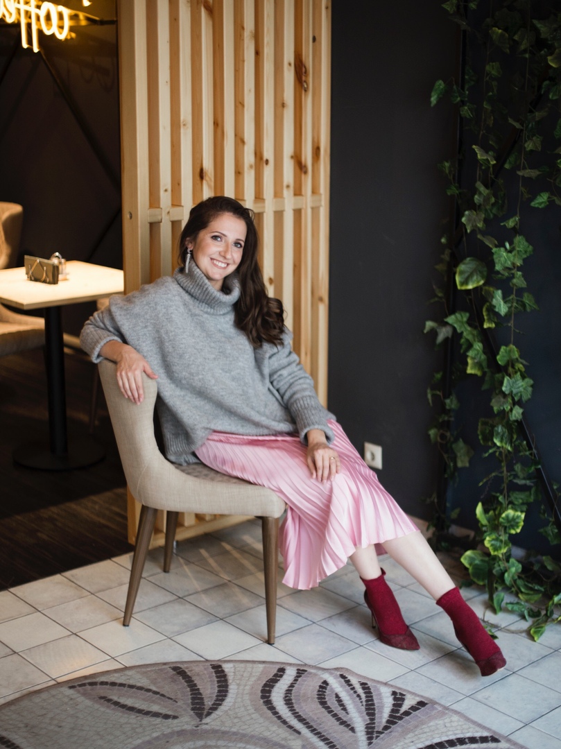 Визажист Елизавета Фандо и стилист-имиджмейкер Юлия Соловьева кардинально меняют имидж жительнице Владимира. Феи красоты выбрали для нее два стильных образа: городской красавицы и экстравагантной леди