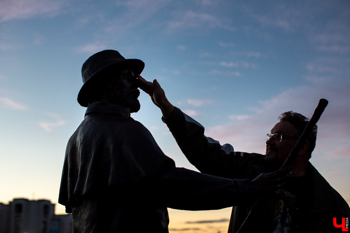 18 сентября во Владимире, около драмтеатра, открыли новый памятник. Он посвящен провинциальным актерам Счастливцеву и Несчастливцеву