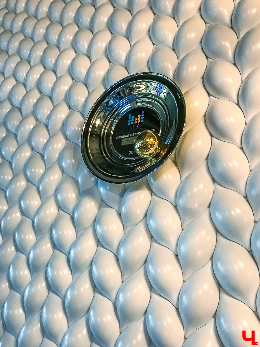 Журналист Ключ-Медиа побывала в ресторане Ольги Бузовой, оценила интерьер и узнала, что там за салаты такие подают под названием “Мало половин” и “Бузцезарь”