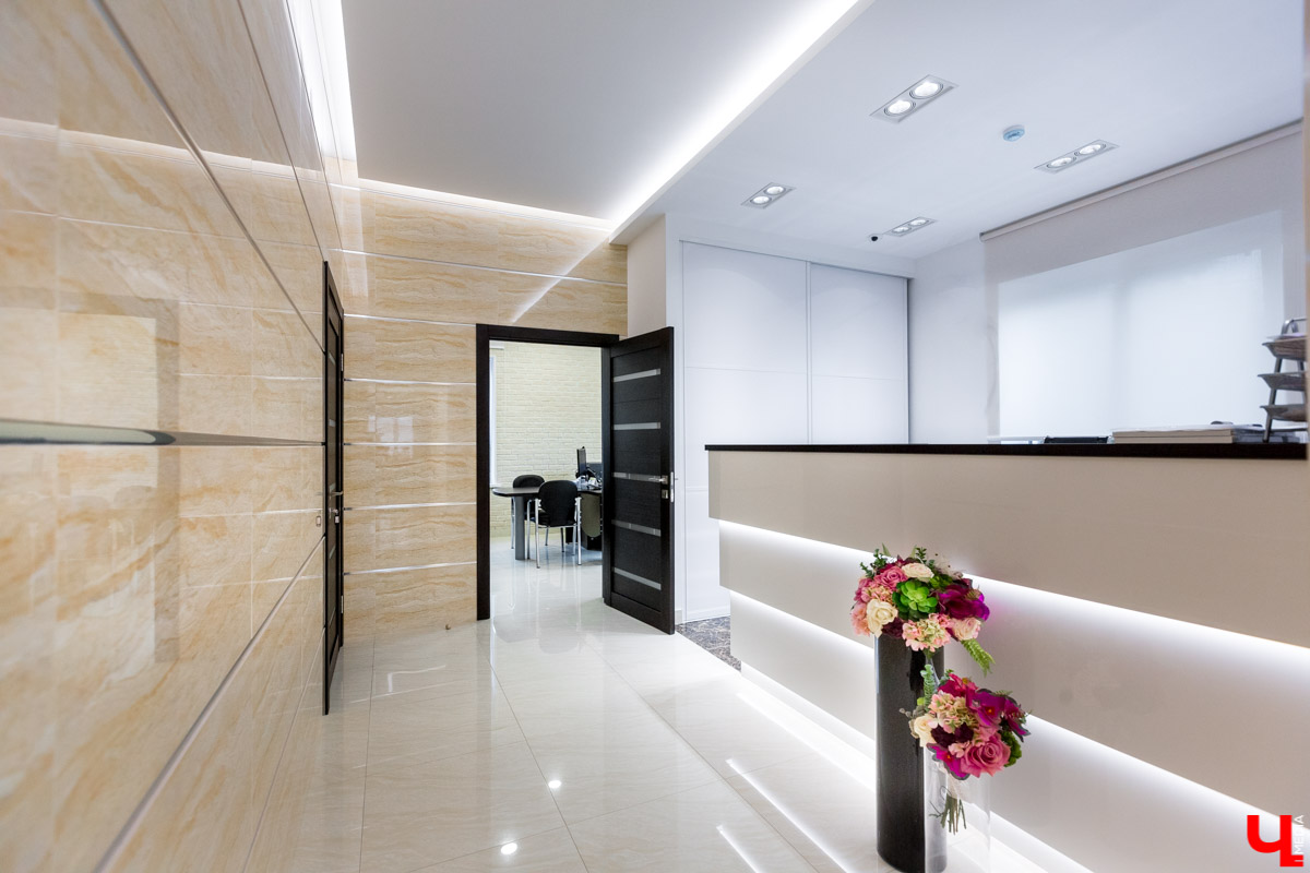 Архитектор-дизайнер Наталья Корешкова провела экскурсию по одному из самых роскошных офисов Владимира, в котором есть даже “золотой” туалет и джакузи