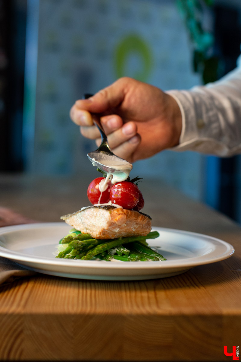 Шеф-повар Дмитрий Орловский открыл пловцу Сергею Сафонову вкус спаржи, рецепт быстрого приготовления лосося и секрет, как доставить удовольствие женщине