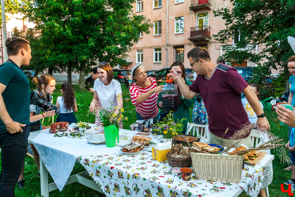 2 августа во дворе на улице Горького прошел добрососедский пикник. До самого начала оставалось загадкой, придут ли люди, захотят ли знакомиться с соседями