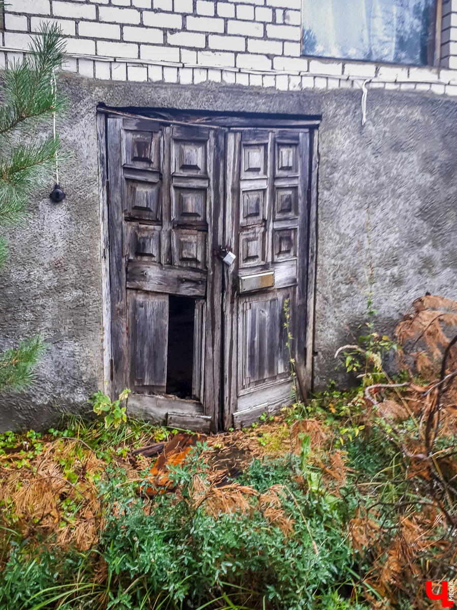 В лесу в Суздальском районе мы случайно набрели на пионерский лагерь “Юность”, который несколько лет простоял заброшенным. Мародеры до него не добрались, а потому постройки остались целыми