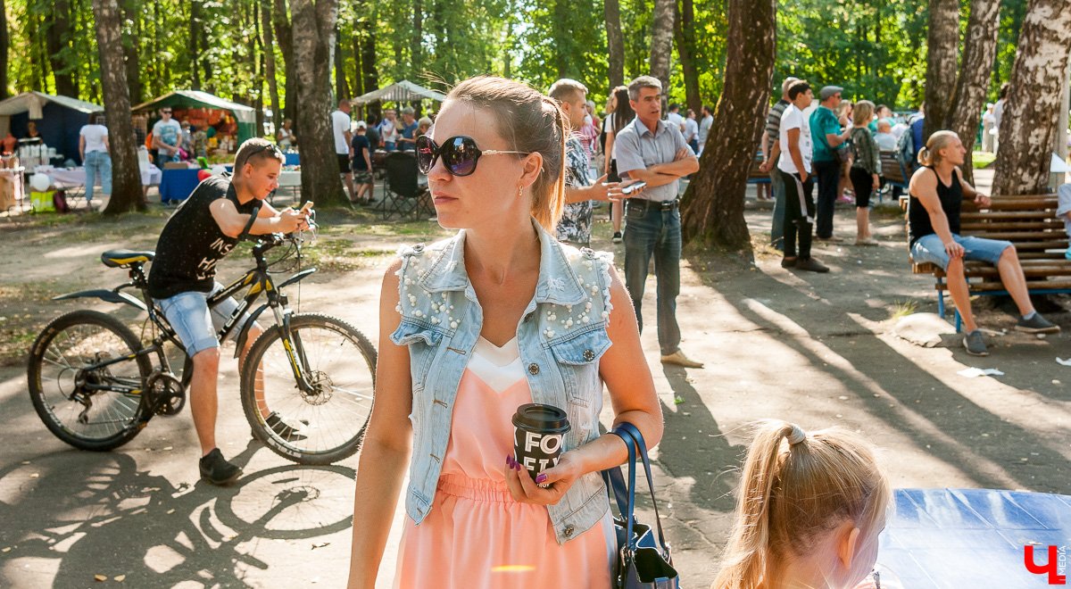 26 августа в Коврове прошёл гастрономический фестиваль «СамБыЕл». В нем приняло участие 7 ресторанов, удивлявших гостей оригинальными блюдами