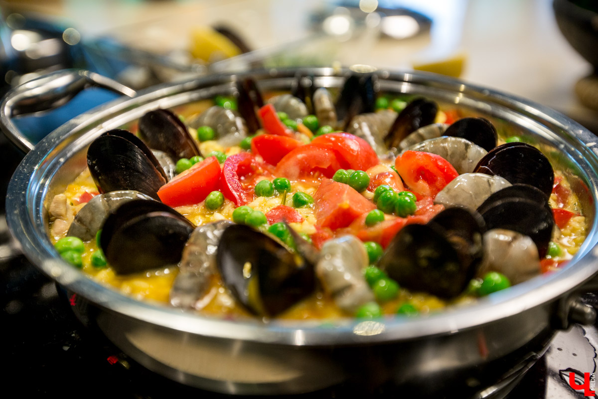 Шеф студии “Roulet” Дмитрий Орловский учит ведущую, путешественницу и гурмана Карину Васильеву готовить настоящую испанскую паэлью с русским колоритом