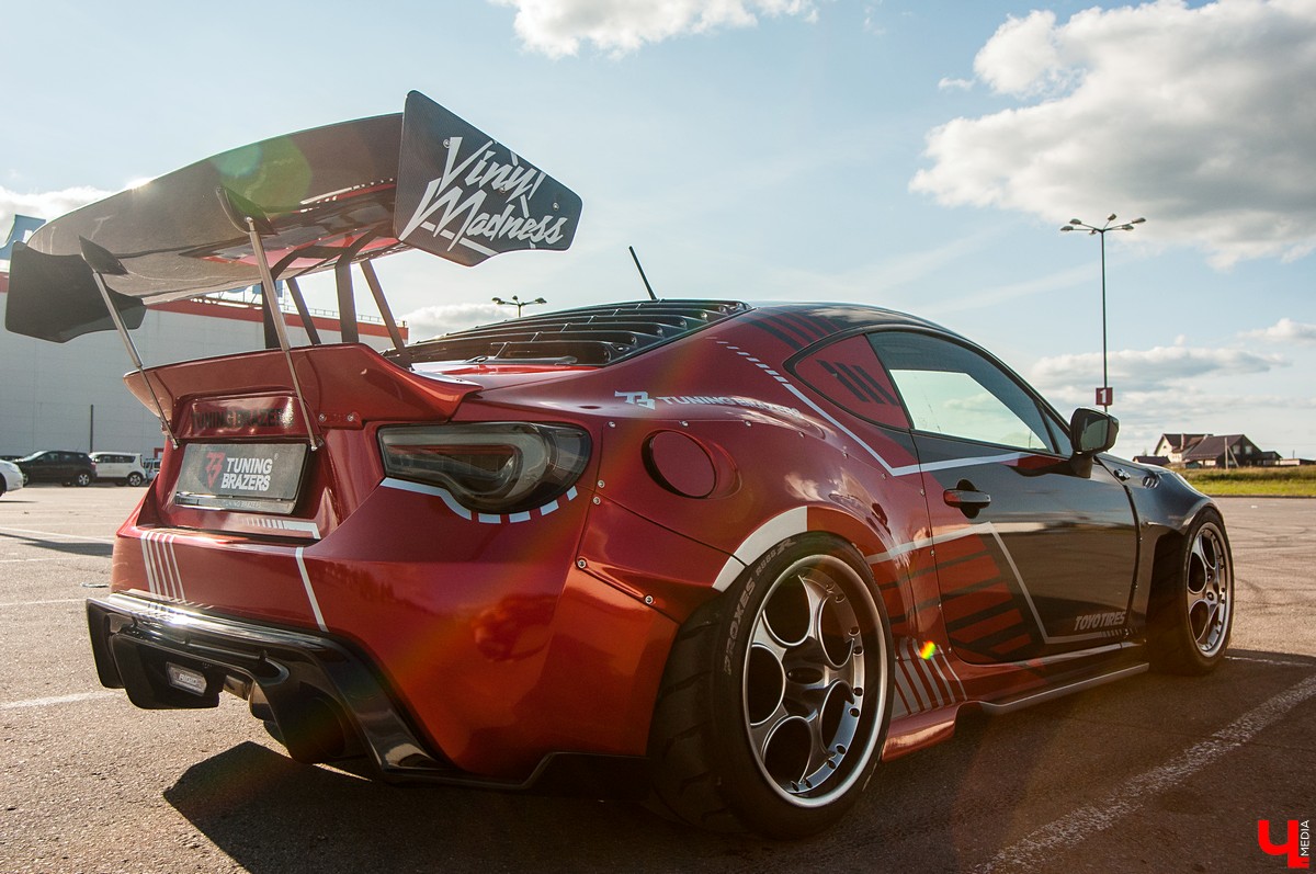 Известный тюнингёр Илья Курицын переделал свою Toyota GT86. Основой нового дизайна стали колеса от Lamborghini Speedline и карбоновый спойлер