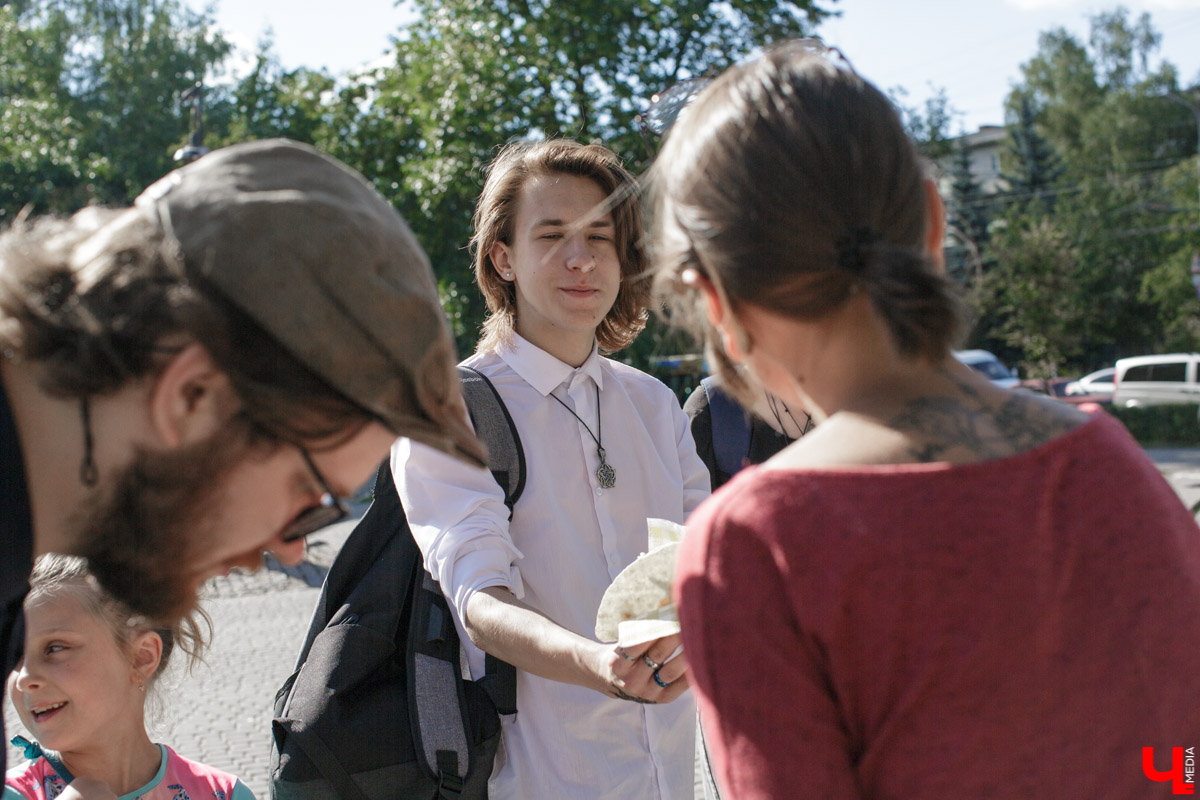 9 августа во Владимире прошла очередная акция в поддержку приближающегося Ресторанного дня. У памятника Диктору Левитану был открыт ресторан Лепёха-Лепёха