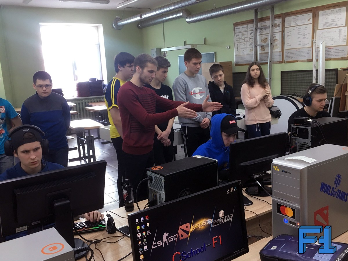 Во Владимире открылась первая в регионе школа киберспорта. Чем в ней занимаются? И только ли играм учатся спортсмены? Интервью с президентом регионального отделения Федерации компьютерного спорта РФ Денисом Подоляко