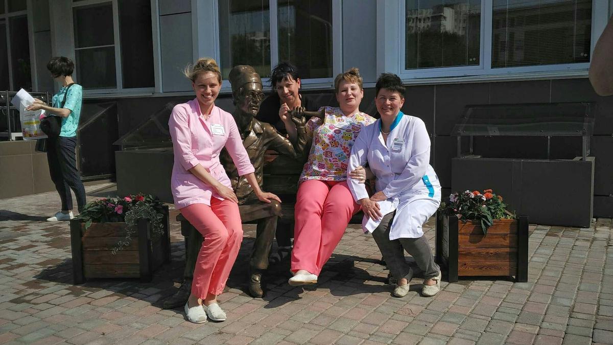 Памятник семейному доктору