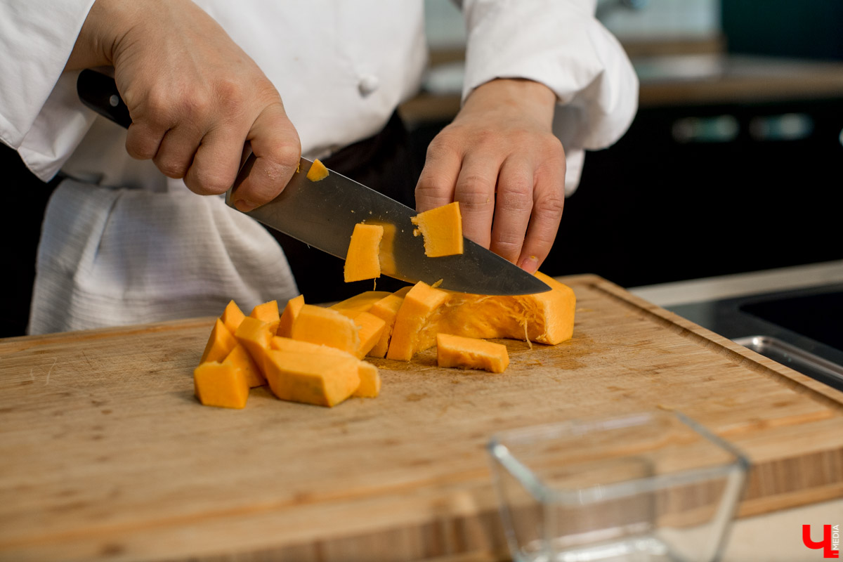 Шеф Дмитрий Орловский показал певцу Дмитрию Захария, как приготовить из тыквы крем-суп и чизкейк с меренгой