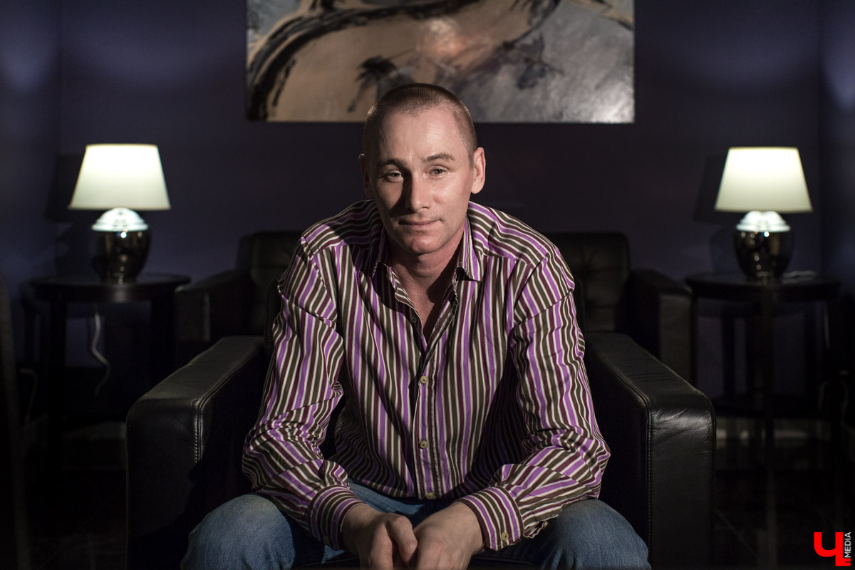 Продолжаем рубрику “Интерьер недели”. На днях мы заглянули в гости к Алексею Веденееву, адвокату, чей офис не похож на типичную юридическую контору