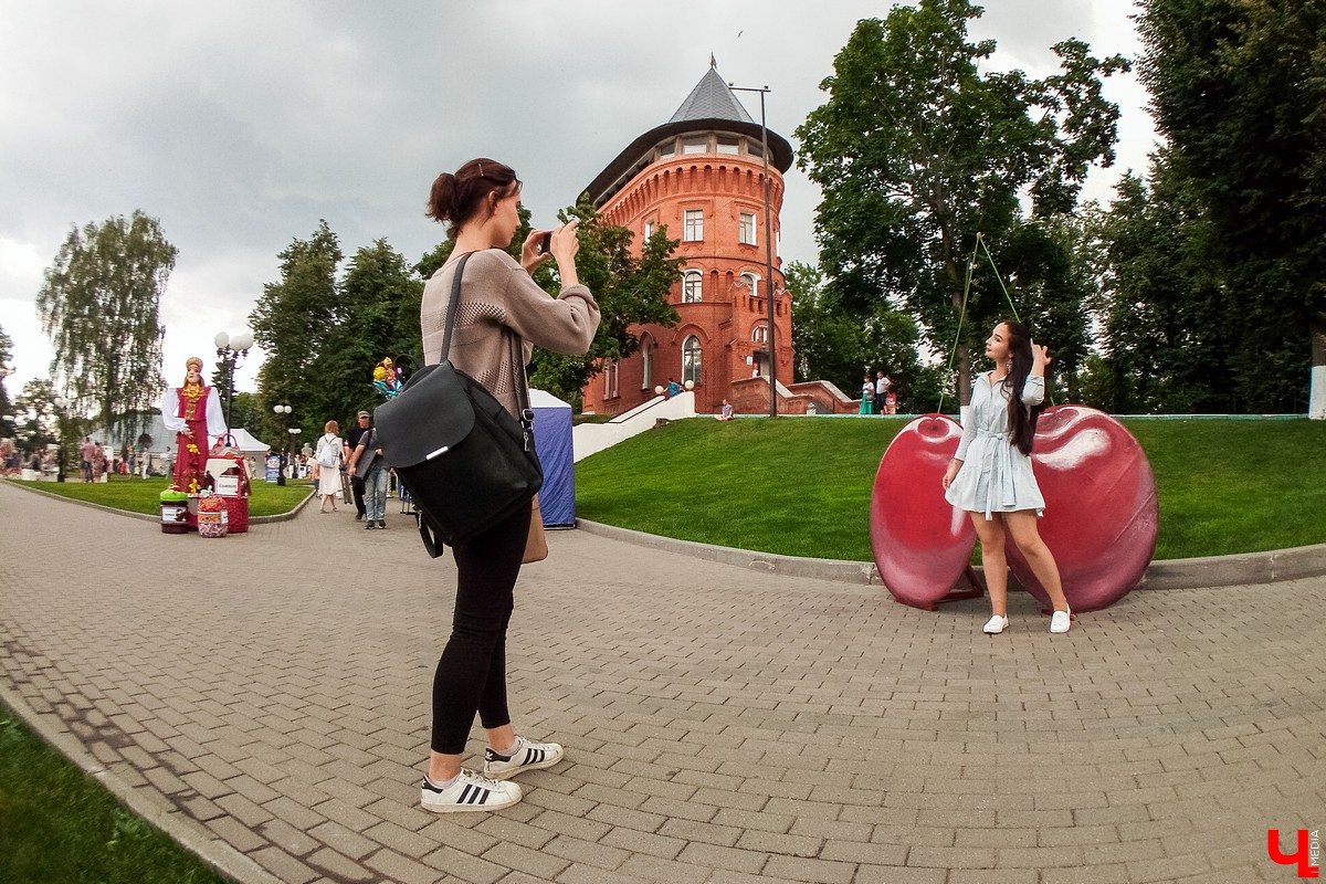 15 июля во Владимире прошел Вишневый спас. В этом году он совпал с окончанием чемпионата мира по футболу, и владимирцы решили отметить это событие по-спортивному