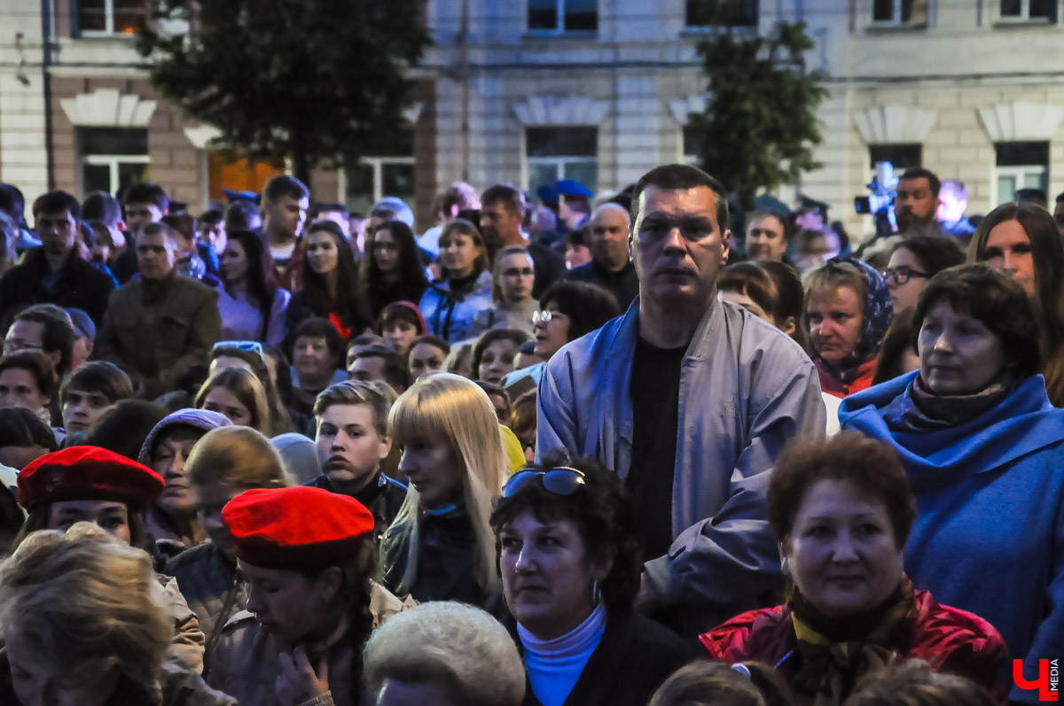 «Молодая гвардия» на Театральной площади