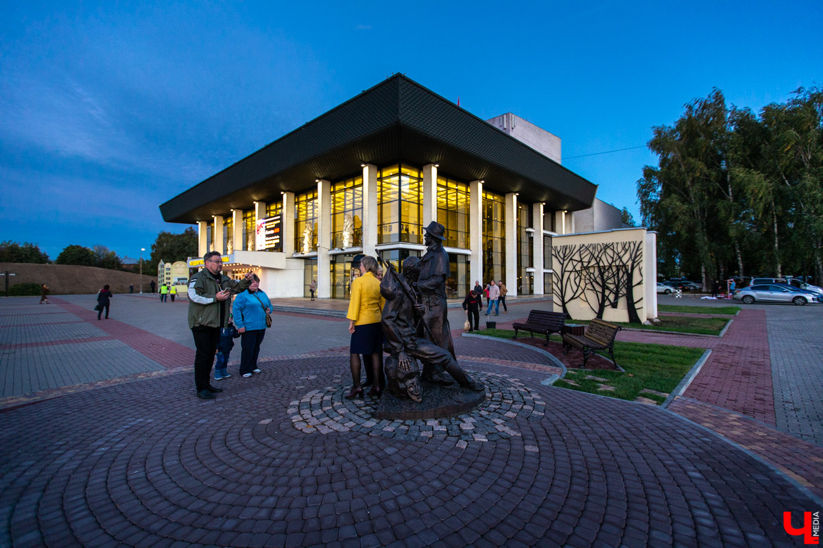 18 сентября во Владимире, около драмтеатра, открыли новый памятник. Он посвящен провинциальным актерам Счастливцеву и Несчастливцеву