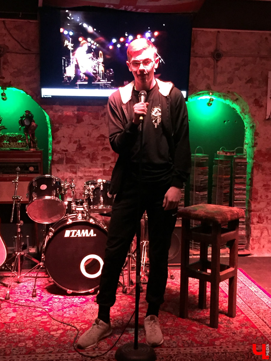 Журналист “Ключ-Медиа” посетил стендап-вечеринку во Владимире и узнал, на какие темы шутят местные комики и над чем смеются их зрители