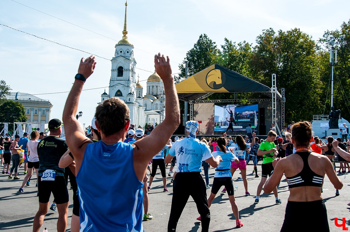8 сентября во Владимире прошел 2-й полумарафон “Золотые ворота”. В нем приняли участие больше 5500 спортсменов из России, Германии, Мексики, Польши и Южной Африки. Победителей награждала фигуристка Ирина Слуцкая