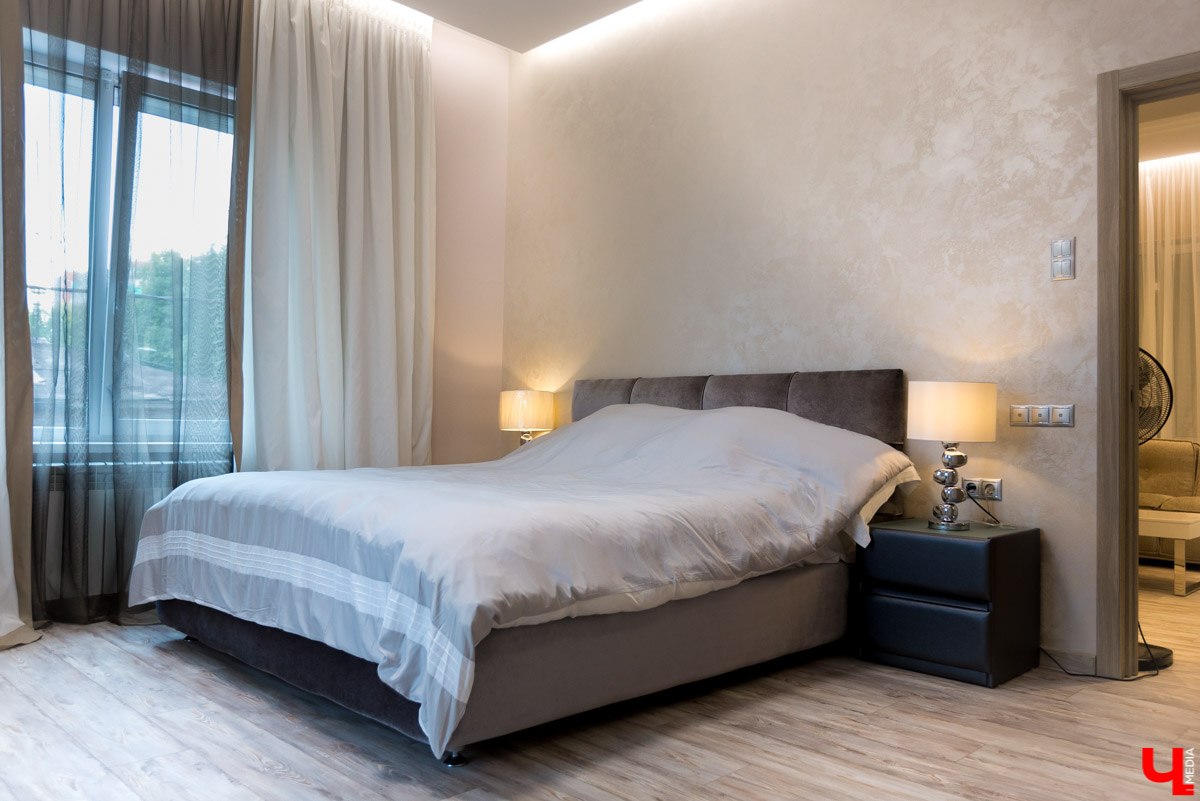 Архитектор-дизайнер Наталья Корешкова провела экскурсию по одному из самых роскошных офисов Владимира, в котором есть даже “золотой” туалет и джакузи