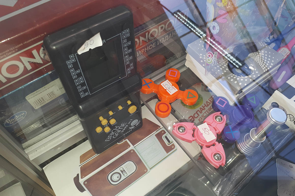 Знают ли современные владимирские дети легендарные игры 80-х или 90-х: тетрис, тамагочи, Dendy, Sega? Где их купить в нашем городе и сколько они сейчас стоят?