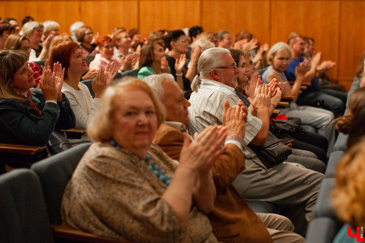 Актер Евгений Князев принял участие в фестивале “У Золотых ворот”. Он дал моноспектакль “Пиковая дама”. А после выступления пообщался с публикой