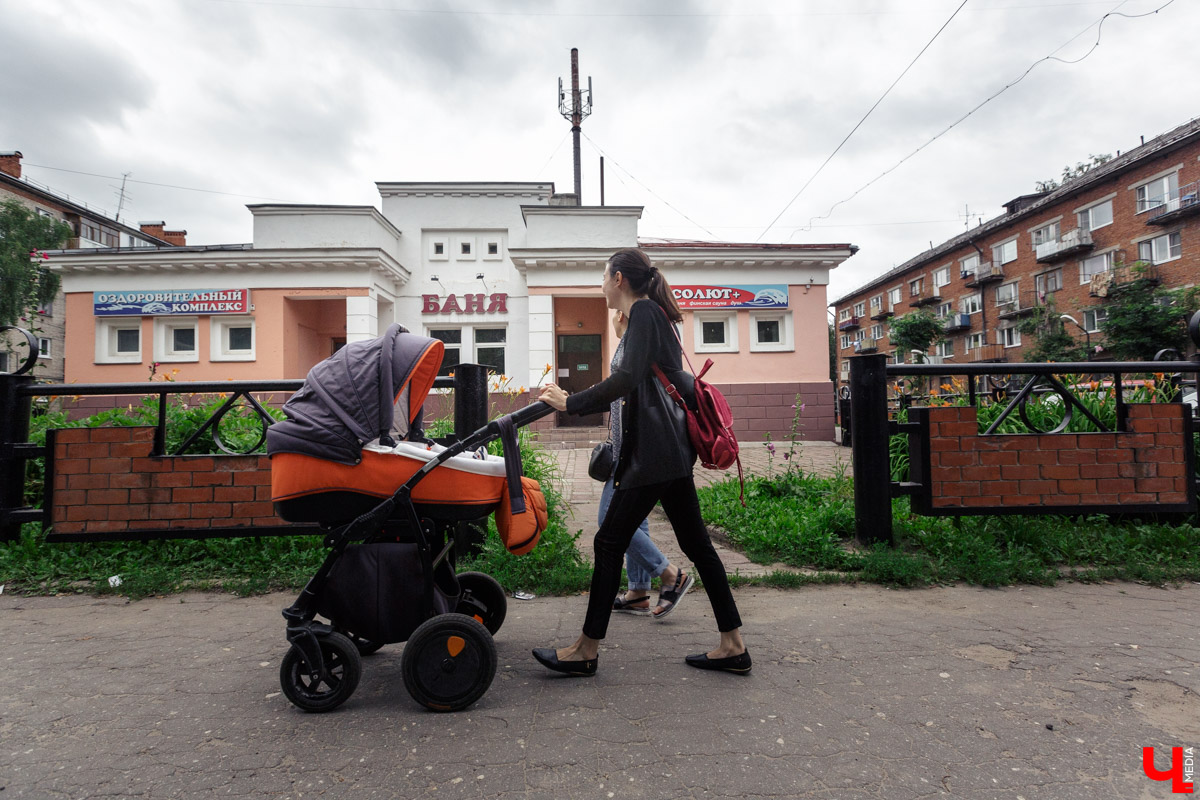 Корреспондент “Ключ-Медиа” прогулялась по улице Северной с двумя жительницами Владимира. Жена и мама малыша, а также не обремененная семейными обязательствами молодая девушка - обе высказали свою точку зрения о жизни в этом районе