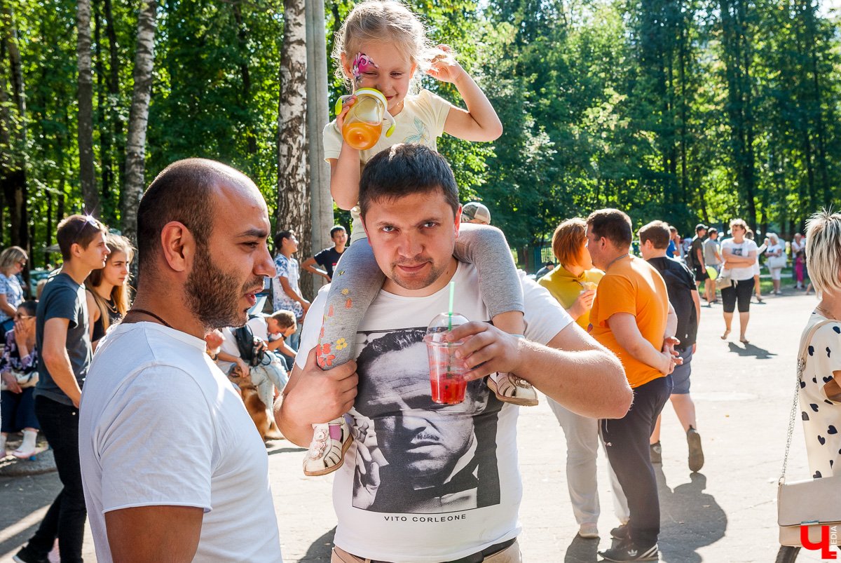 26 августа в Коврове прошёл гастрономический фестиваль «СамБыЕл». В нем приняло участие 7 ресторанов, удивлявших гостей оригинальными блюдами