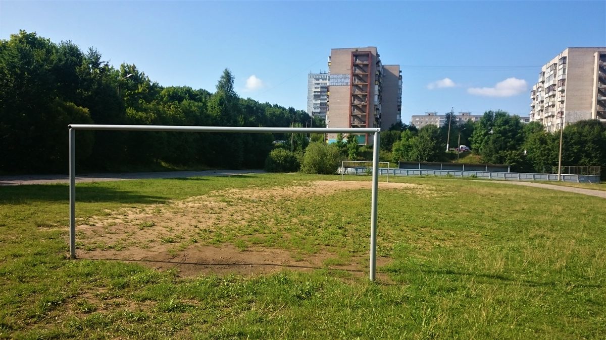 Где бесплатно поиграть в футбол на открытом воздухе во Владимире, и сколько стоит аренда хорошего поля, а также площадки для мини-футбола с резиновым покрытием, подсветкой и ограждением? Классификация полей по районам от “Ключ-Медиа”