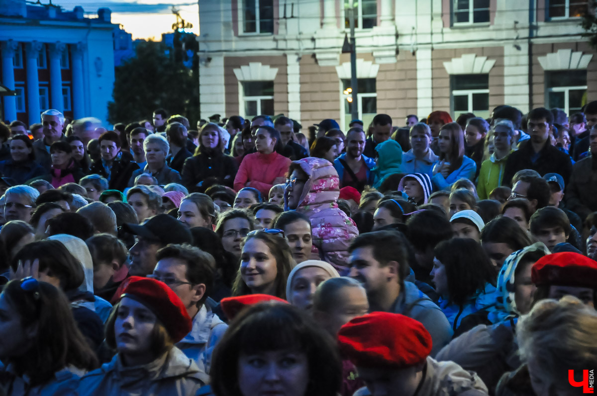 «Молодая гвардия» на Театральной площади