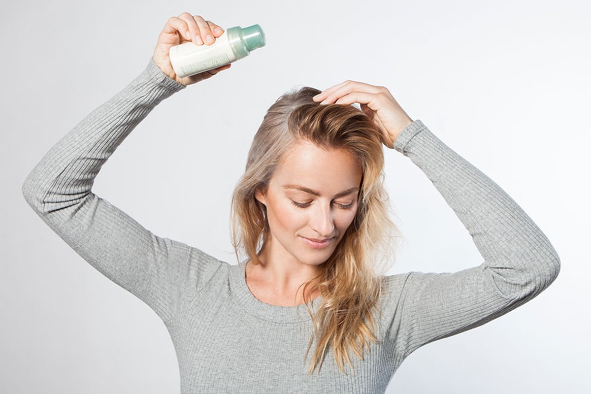 Модница Юля рассказала, как в домашних условиях получить идеальные стрелки и красивые брови, чем заменить сухой шампунь и спрей от секущихся кончиков и, наконец, как самостоятельно сделать биоламинирование волос