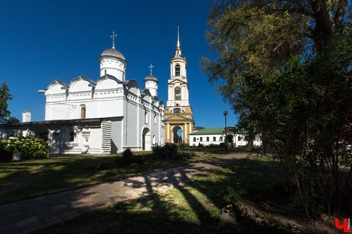 Гид Денис Лапин провел необычную экскурсию по Суздалю. Он показал журналисту Ключ-Медиа загадочные провалы, тайные подземелья и древние вещи, найденные местными жителями