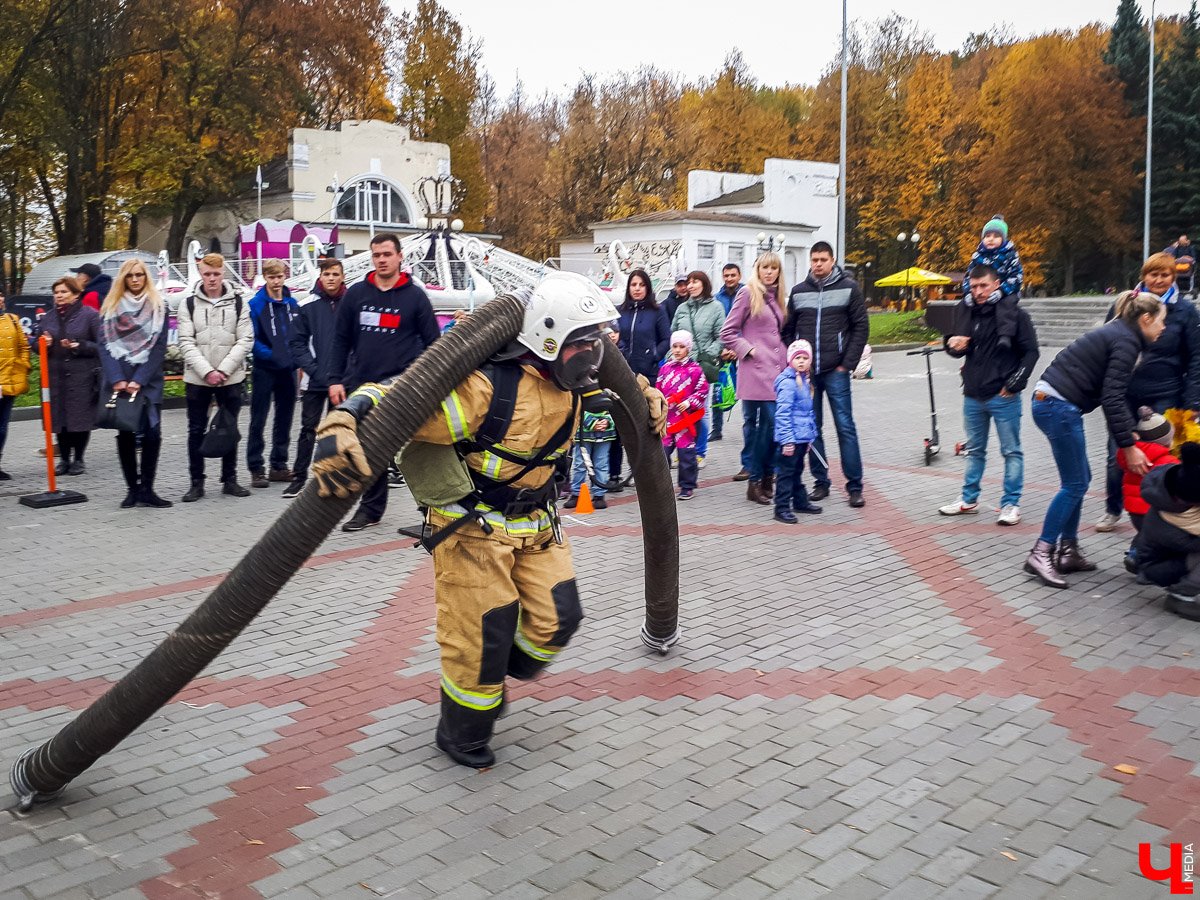 Впервые во Владимирской области провели соревнования по кроссфиту для пожарных. Вместо удобной одежды спортсмены выходили на дистанцию в своей рабочей форме