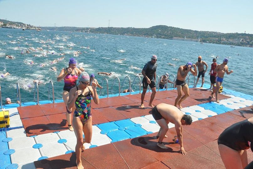 Ковровчанин Алексей Забегалов участвовал в заплыве через пролив Босфор в Турции. Алексей похудел на 27 кг и вплавь добрался до Европы