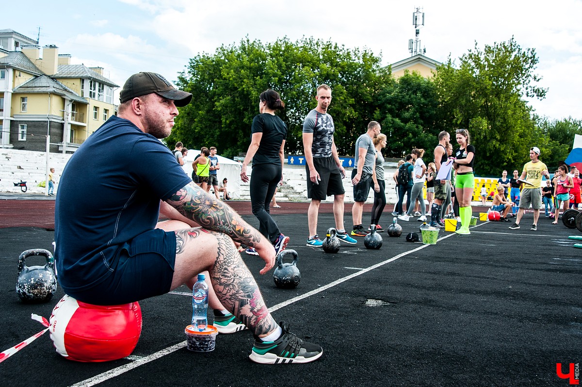 14 июля во Владимире на стадионе “Лыбедь” прошёл ежегодный чемпионат по кроссфиту “РОСИЧ 2018”. В этот раз организаторы выбрали несколько командных комплексов, с которыми может справиться спортсмен любой подготовки