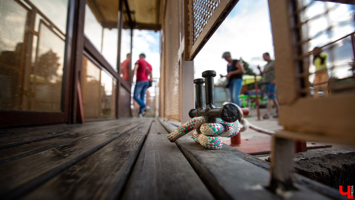 В Суздале устраивают необычные экскурсии - по реке Каменка плавает речной трамвайчик “Колибри”. О нем рассказал его создатель Алексей Полтев