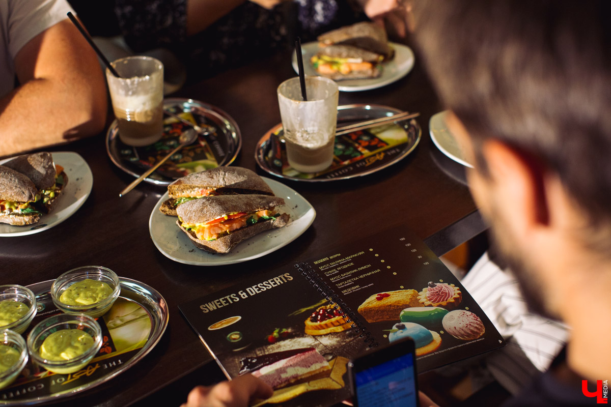 Блогеры из проекта “Инста-ужин” посетили кофейню COFFEESHOP COMPANY во Владимире и попробовали фирменные блюда