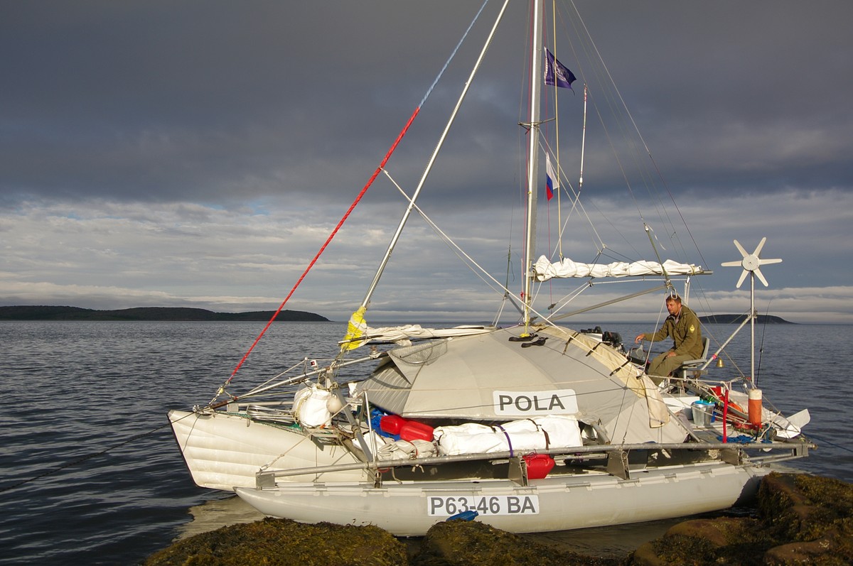 Капитан тримарана “Пола” Дмитрий Козлов, совершивший путешествие из Баренцева в Белое море, рассказал о том, страшно ли двое суток идти в шторм, стоит ли бояться медведей и какая рыба клюет в северном океане