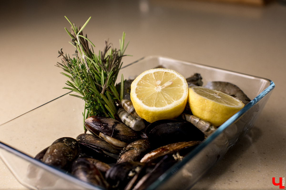 Шеф студии “Roulet” Дмитрий Орловский учит ведущую, путешественницу и гурмана Карину Васильеву готовить настоящую испанскую паэлью с русским колоритом