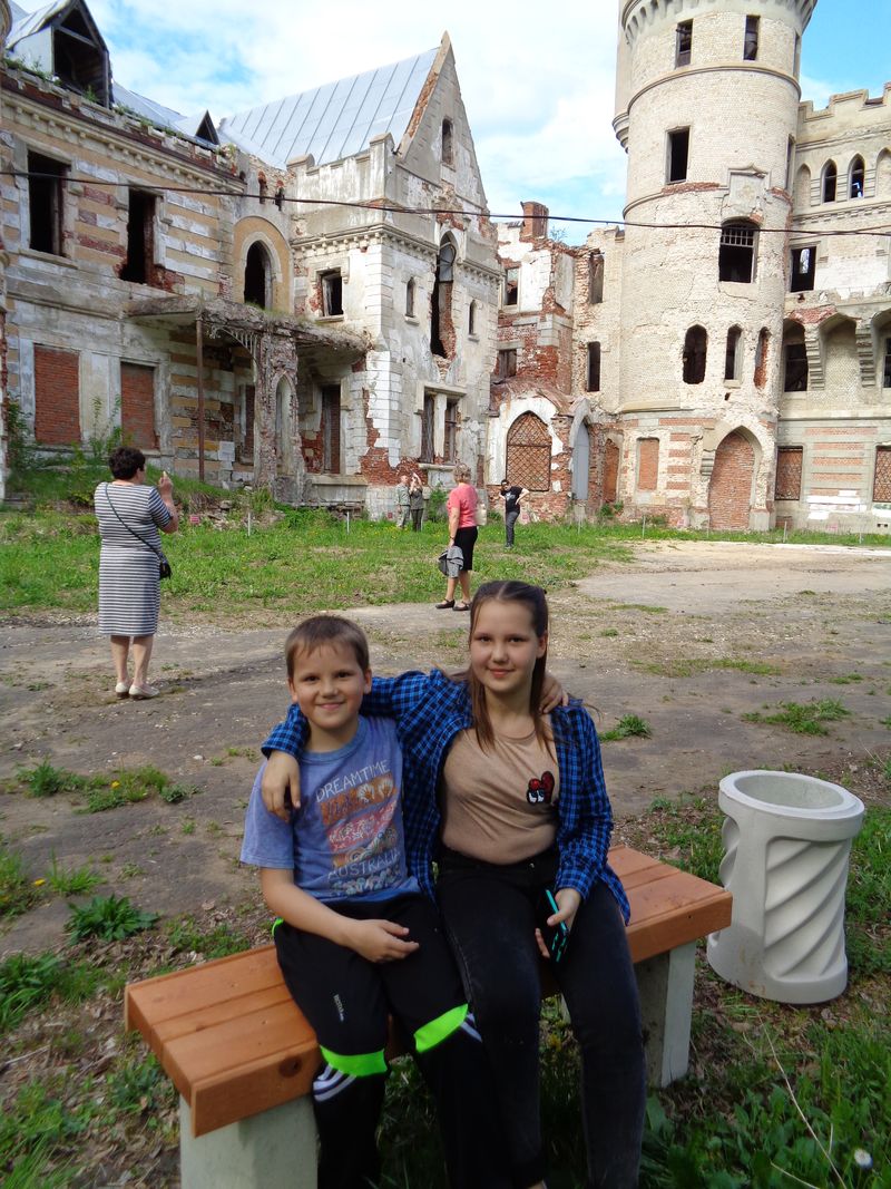 лавочки и урны для посетителей