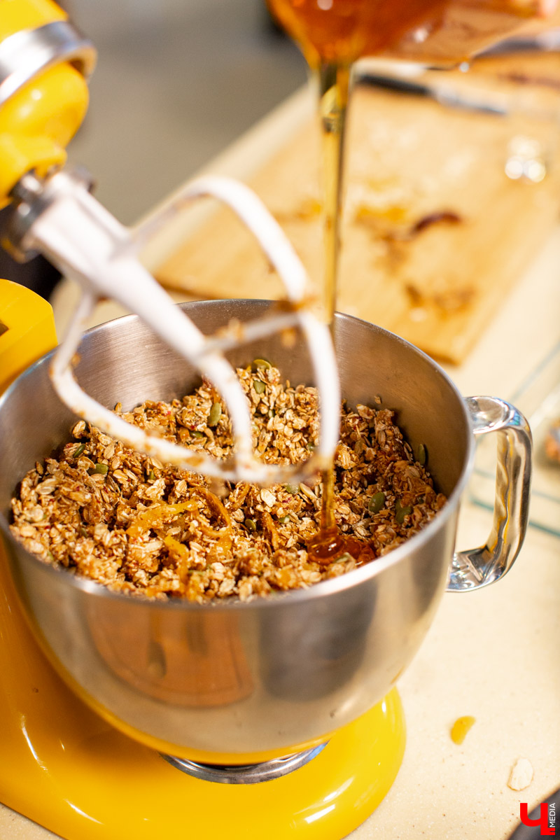 Наталья Лапшина и Анна Шигаева из группы VK “Современные мамы” готовят гранолу с шефом кулинарной студии Roulet Дмитрием Орловским