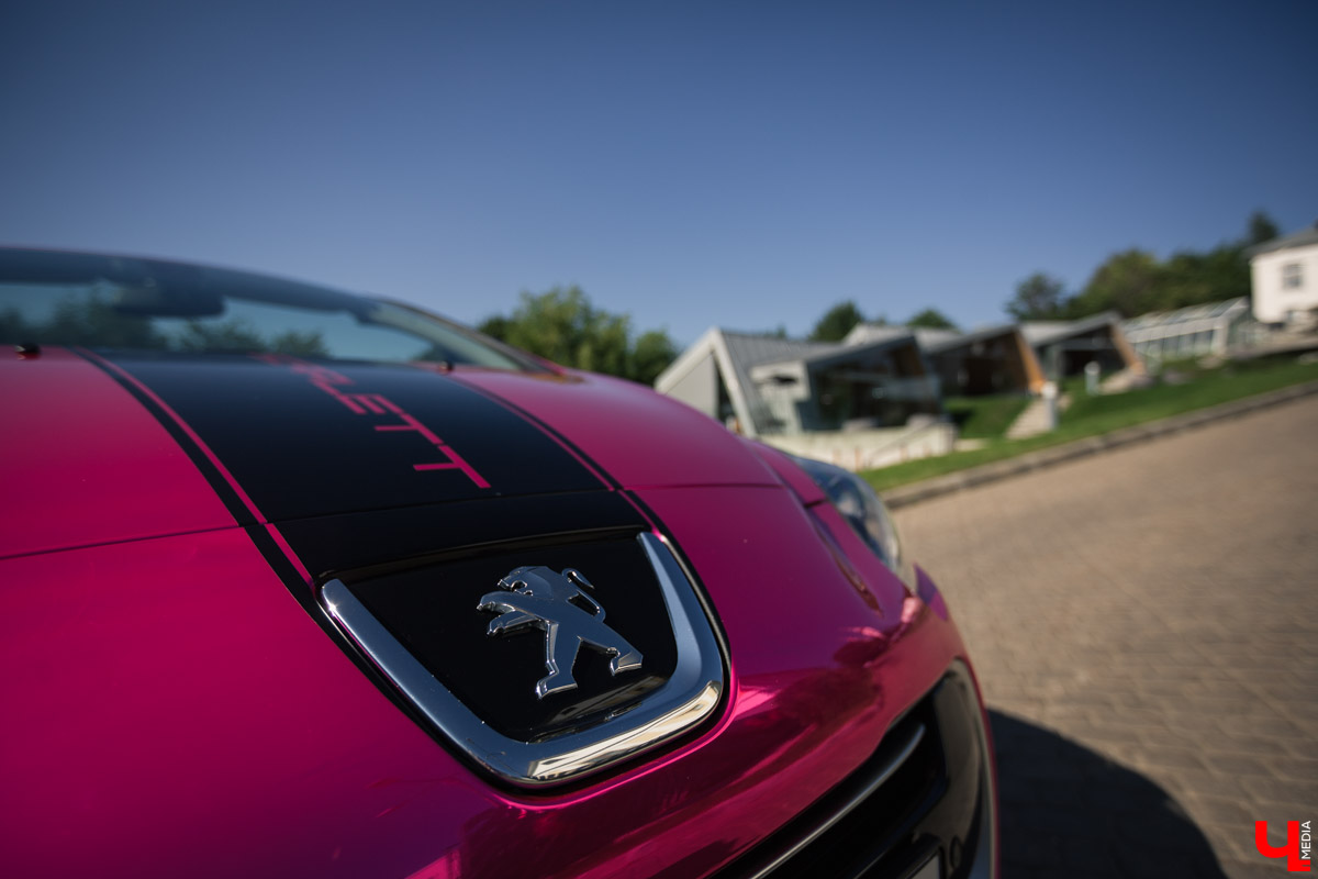 Розовый кабриолет Пежо Маргариты Скарлетт