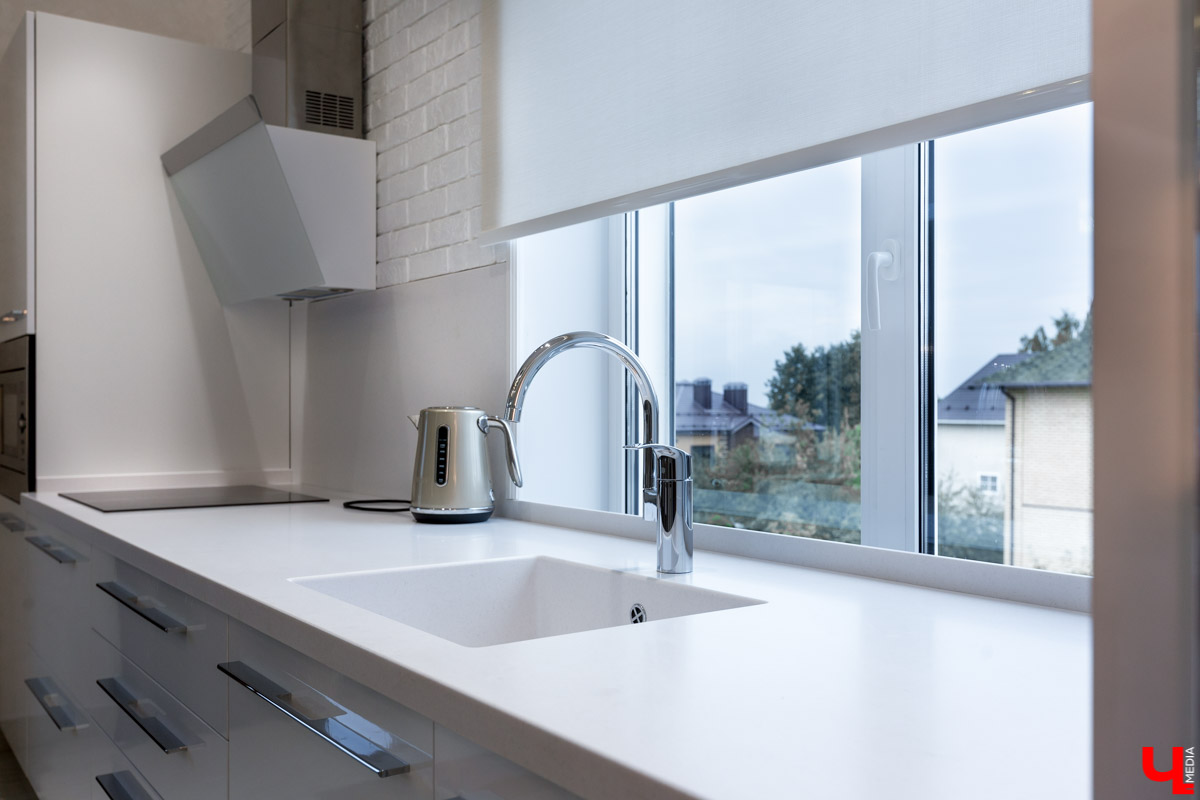 Архитектор-дизайнер Наталья Корешкова провела экскурсию по одному из самых роскошных офисов Владимира, в котором есть даже “золотой” туалет и джакузи