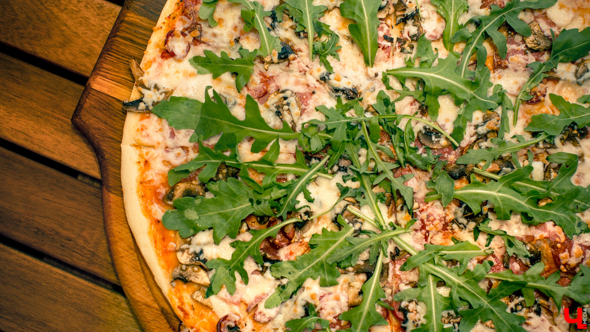 Блогеры посетили кафе Carlson Veranda и дали свою оценку кухне, персоналу и обстановке, а также насладились шикарным видом на закатное небо Владимира