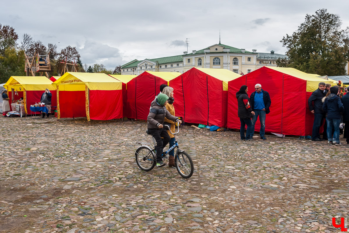 6 октября в Суздале прошла Традиционная Евфросиньевская ярмарка. Мероприятие собрало продавцов и производителей разных товаров из Суздаля и соседних городов