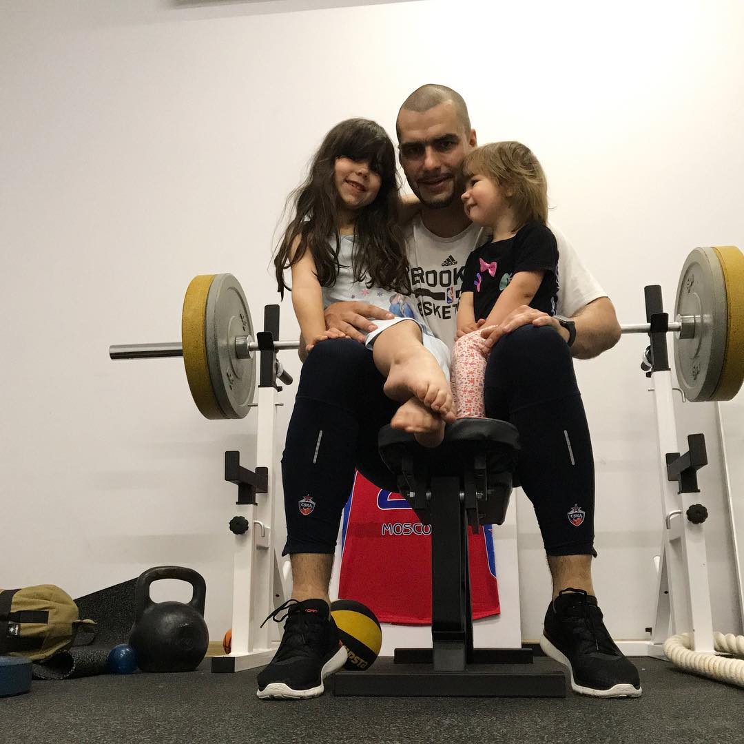 Известный телеведущий и спортивный комментатор Дмитрий Матеранский дал корреспонденту “Ключ-Медиа” интервью о работе в клубе NBA, семье и родном городе Владимир