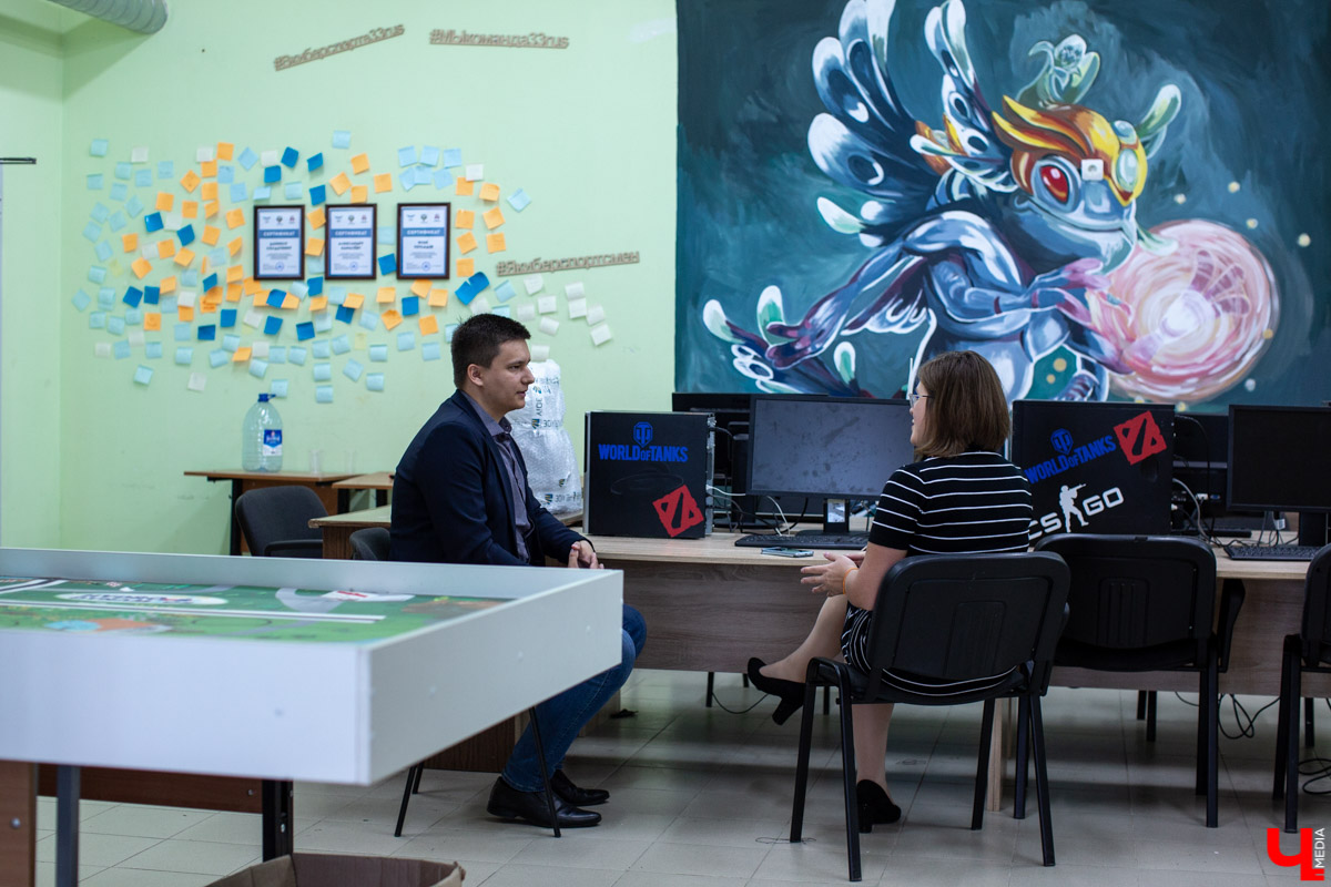 Во Владимире открылась первая в регионе школа киберспорта. Чем в ней занимаются? И только ли играм учатся спортсмены? Интервью с президентом регионального отделения Федерации компьютерного спорта РФ Денисом Подоляко