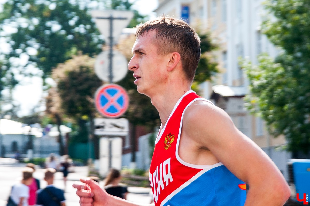 8 сентября во Владимире прошел 2-й полумарафон “Золотые ворота”. В нем приняли участие больше 5500 спортсменов из России, Германии, Мексики, Польши и Южной Африки. Победителей награждала фигуристка Ирина Слуцкая