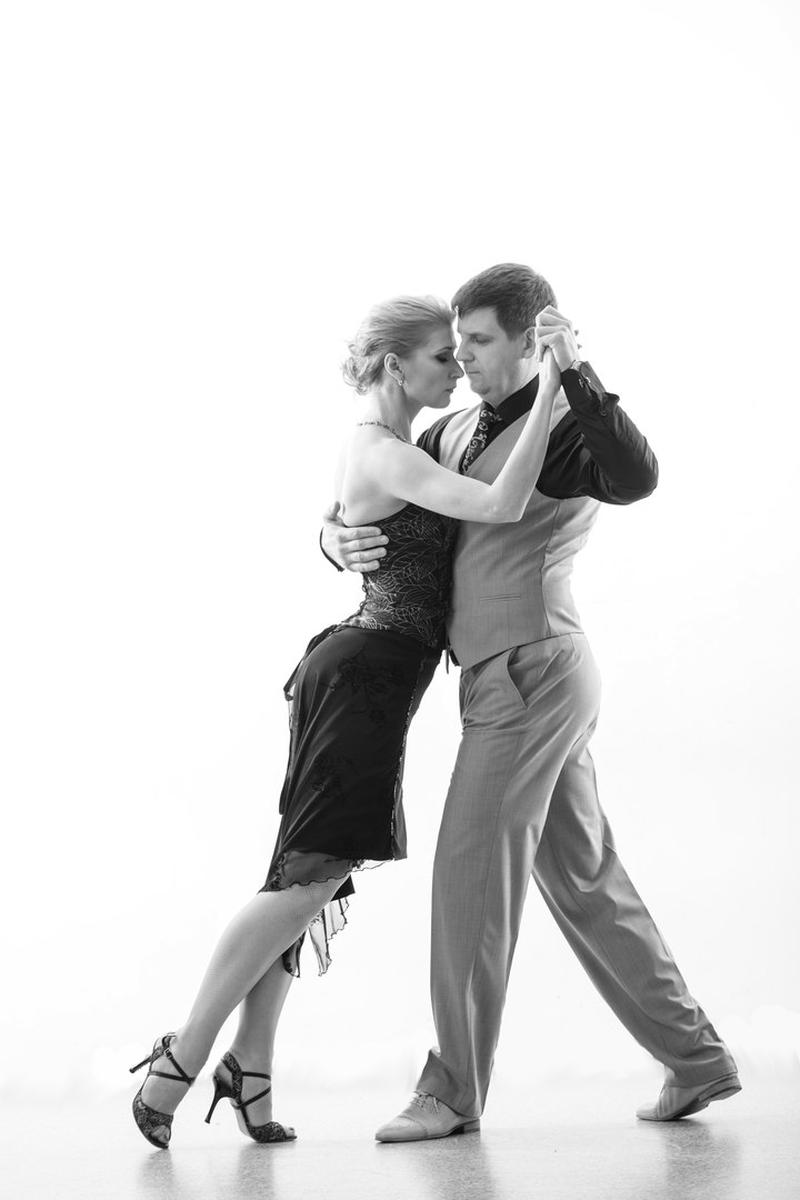 Он-хирург. Она-менеджер по персоналу. 5 лет назад они влюбились в танго и кардинально поменяли себя и свою жизнь. Первые, кто стал танцевать социальное танго во Владимире и даже открыли свой клуб