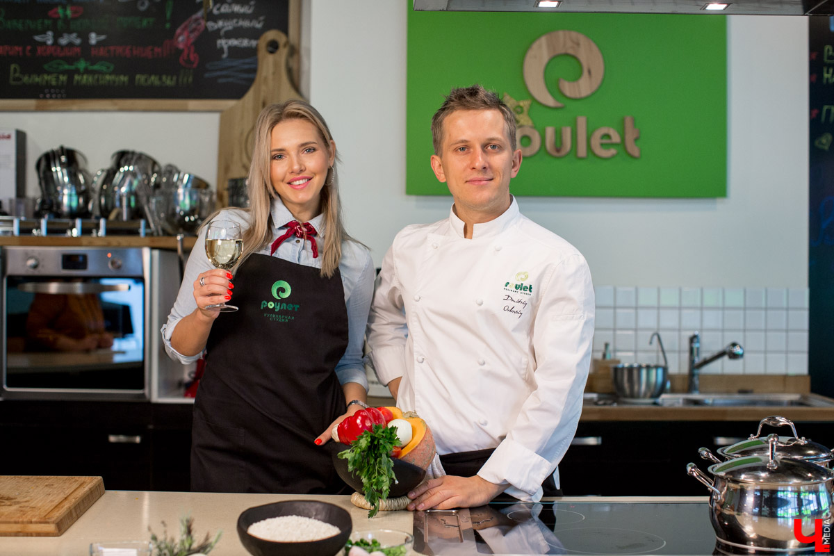 Шеф студии “Roulet” Дмитрий Орловский учит ведущую, путешественницу и гурмана Карину Васильеву готовить настоящую испанскую паэлью с русским колоритом